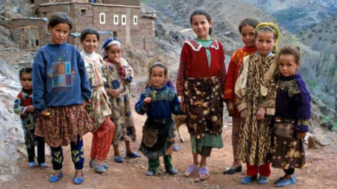 Taşlara bakıp çiçekleri görmekmi marifet, çiçeklere bakıp dikenleri görmekmi marifet?