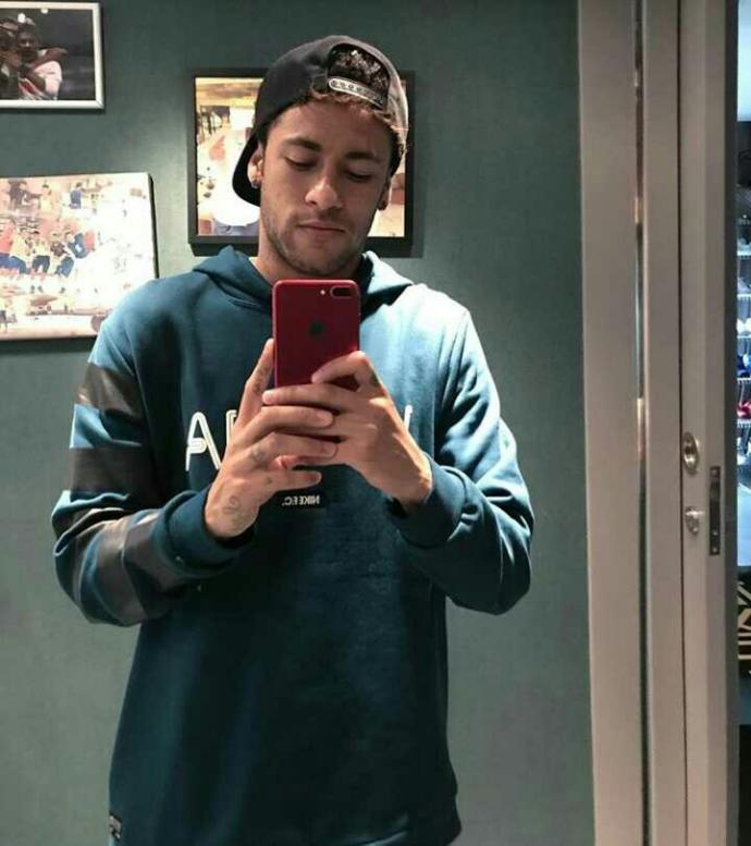 Neymarmi David beckham mi sizce hangisi daha yakışıklı ??