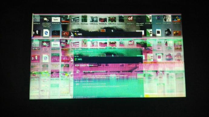 arkadaşlar laptopa yanlışlıkla bastım ekranı bozuldu ya ne yapmam lazım ??