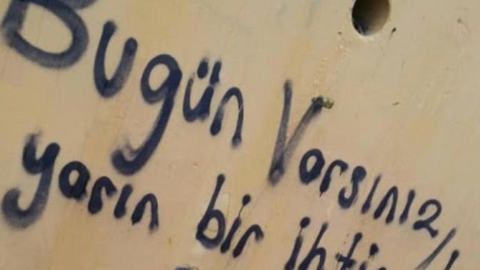 Ölüm bir saniye kadar yakınken, hiç ölmeyecekmiş gibi yaşıyoruz farkında mısınız?
