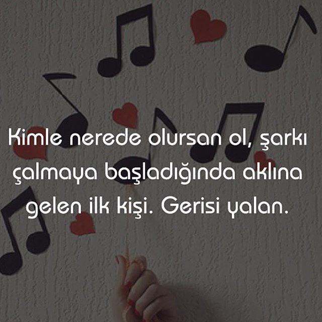 Şarkı çalmaya başladığında aklına gelen ilk kişi kimdir?