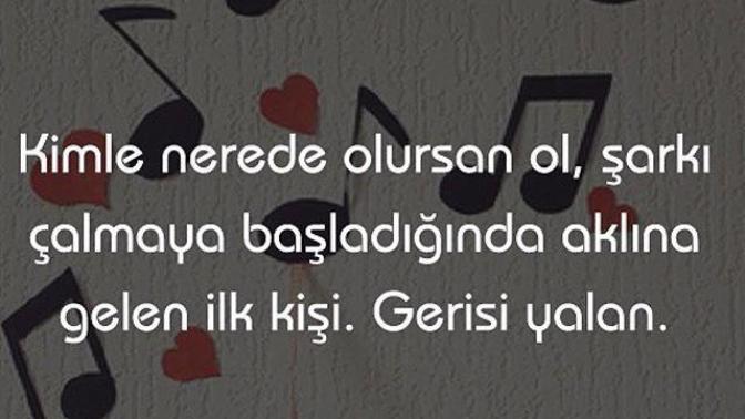 Şarkı çalmaya başladığında aklına gelen ilk kişi kimdir?
