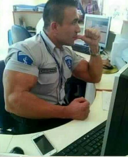 Hem polis hem kaslı olanlar  yok mu şu ülkede yaa 😢?