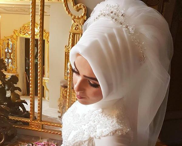 Gelin basi icin hangisini secsem.. ? Renkli olan bir kactane de attim siz onlari beyaz örtüyle dusunerek seçin lutfen?