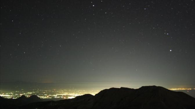 Büyük şehirlerde gece gökyüzünde yıldızlar neden net ve parlak görünmüyor?