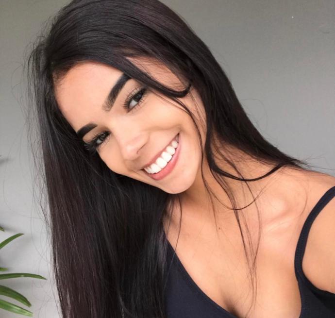 Aşağıdaki kız guzel mi? Ve sizce Türk'e benziyor mu?