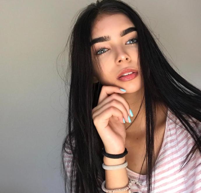 Aşağıdaki kız guzel mi? Ve sizce Türk'e benziyor mu? 