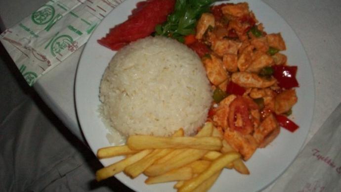 Kızlar , kim bana sevgisini de katarak tavuk sote + pilav + cips + yayık ayran hazırlar 😏 ?