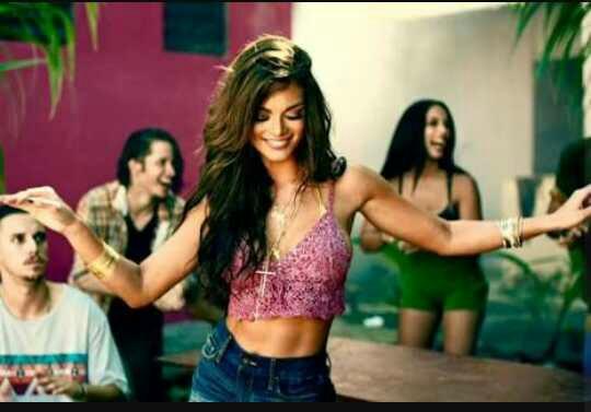 Despacito klibinde küçük çocuğun başını okşayan kızın adı ne??