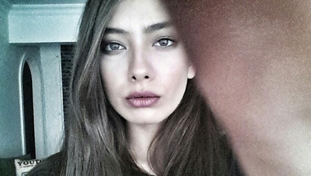 Neslihan Atagül'ün saç rengi tam olarak ne (özellikle bu resimlerdeki saçına bakın ) ?