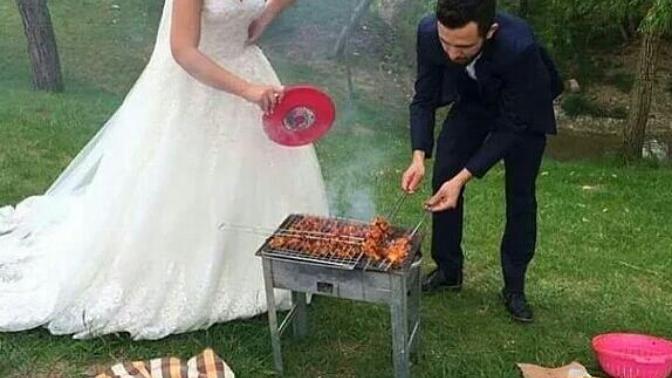 Sevgilim sürekli sucuk yiyor. Geçen montunun cebinden kangal sucuk çıkardı cafede. Ne yapmalıyım?