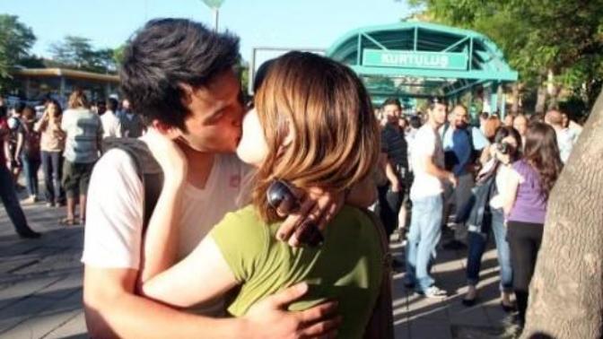 Toplum içinde sevgilisiyle sarılıp , öpüşen çiftler sizi de rahatsız ediyor mu hiç öpüştünüz mü?