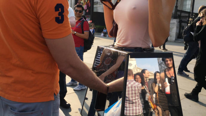 Bu kadın ne yapmaya çalışıyor yuh diyorum cinsel organını ve memelerini elletiyor?