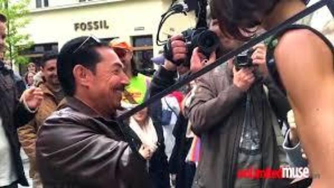 Bu kadın ne yapmaya çalışıyor yuh diyorum cinsel organını ve memelerini elletiyor?