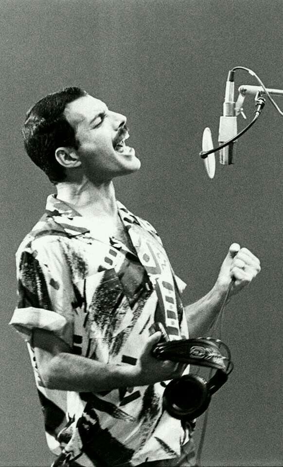 Freddie  Mercury  hakkında ne düşünüyorsunuz? ?sizce de inanılmaz  bir yetenek  değil mi???