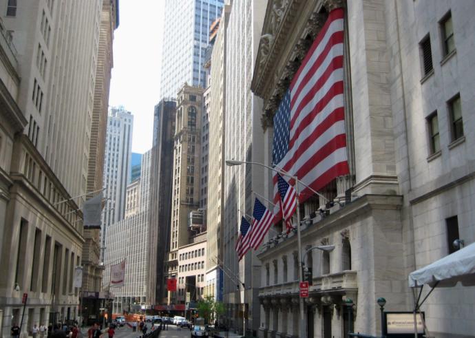 New york'ta wall street diye bir cadde var orda iş bulan cok zengin oluyormus dogrumu?