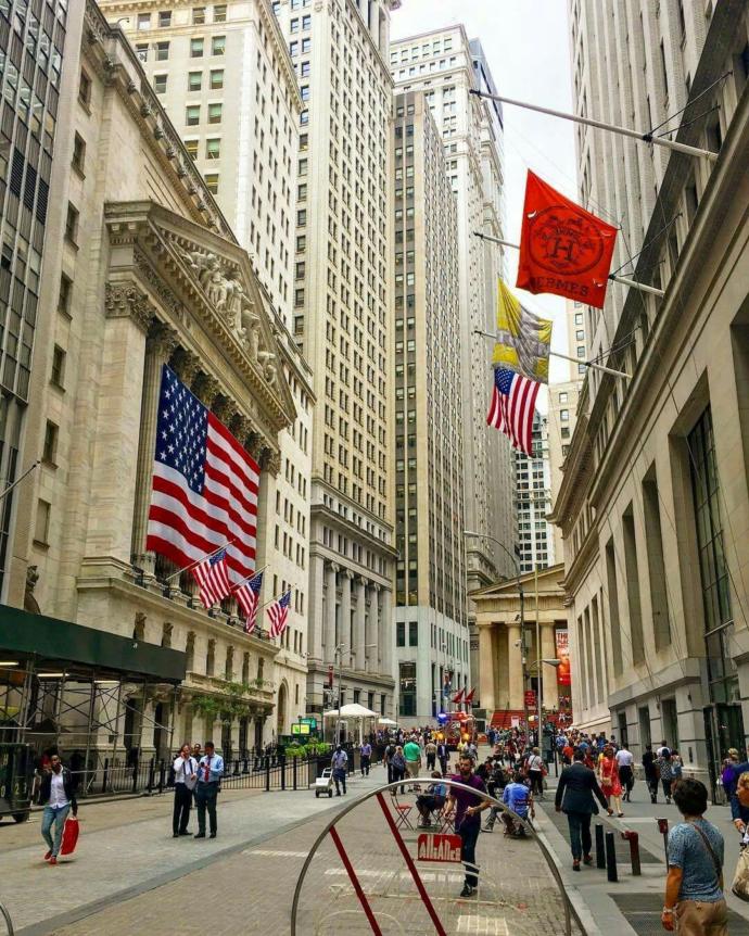 New york'ta wall street diye bir cadde var orda iş bulan cok zengin oluyormus dogrumu ?