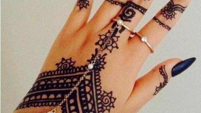 Kızlarda hint kınası ya da beyaz kına ile ele çizilen desenleri nasıl buluyorsunuz :) ?