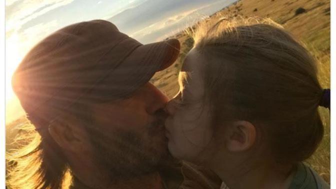 David Beckham'ın kızını dudağından öpmesi sosyal medyayı salladı! Sizce ebeveynlerin çocuklarını dudağından öpmesi doğru mu?