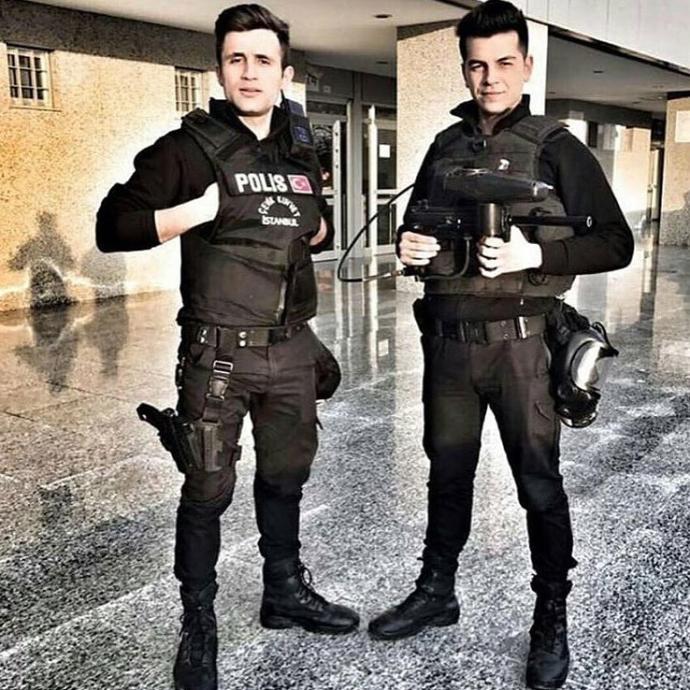 Size qöre hanqisi daha şey (yakısıkLı ) ;) ?