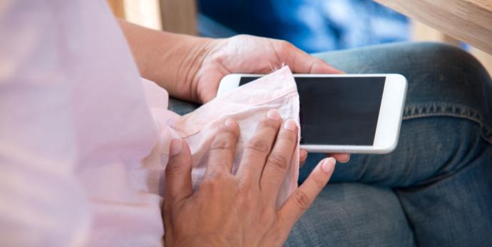 Telefonu ıslak mendille silmek zararlı mı?