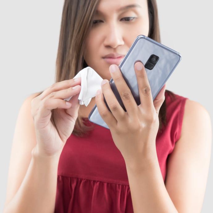 Telefonu ıslak mendille silmek zararlı mı?