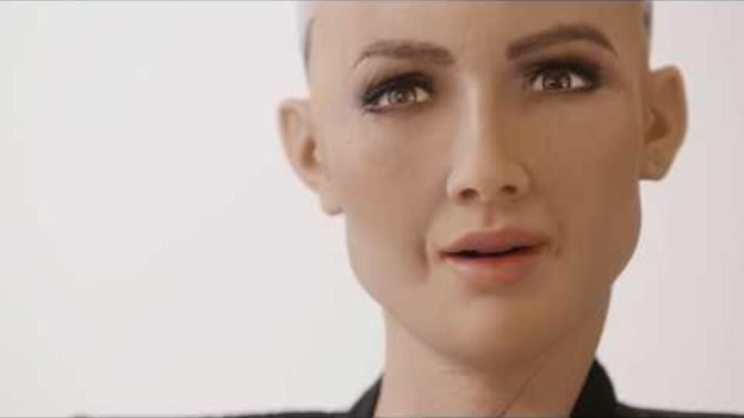 İnsana en çok benzeyen robot: Sophia! Sizce robot mu daha çok robota benziyor ya da yanındaki adam mı?