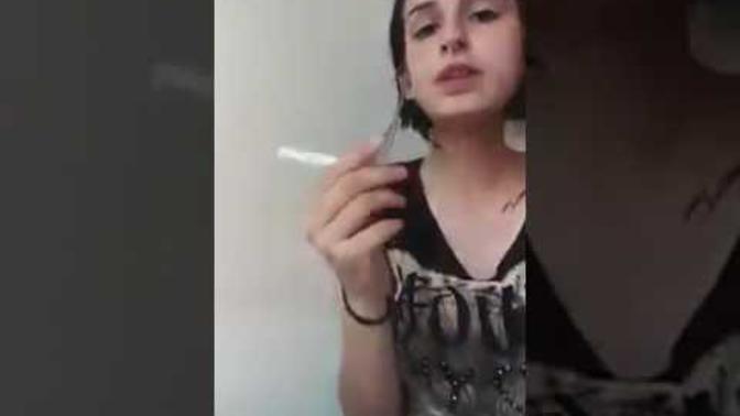 Sigara içmeyi öğreten kızı gördünüz mü?