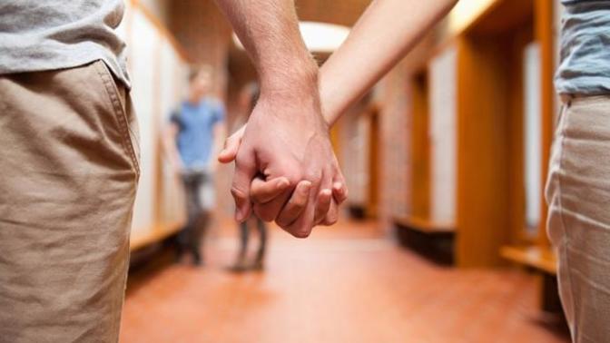 Partnerinizle ele ele tutuşma şekliniz ilişkinizi ele veriyor. El ele tutuşma biçiminize göre ilişkinizi sorgular mısınız?