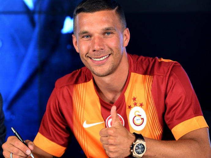 Kızlar, Simon Kjaer Mi Lukas Podolski Mi Hangisi Daha Yakışıklı Ve Tatlı?