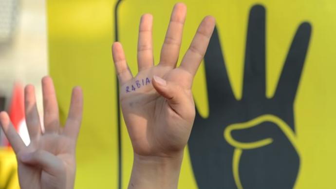 R4BİA işaretinin illuminati işareti ile benzerliği var mı?