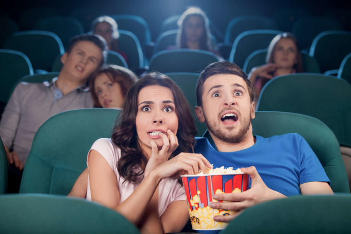 Hoşlanılan kişiyle korku filmine gitme klişesi mi birlikte romantik film izlemek mi daha iyi bir flört yöntemi?