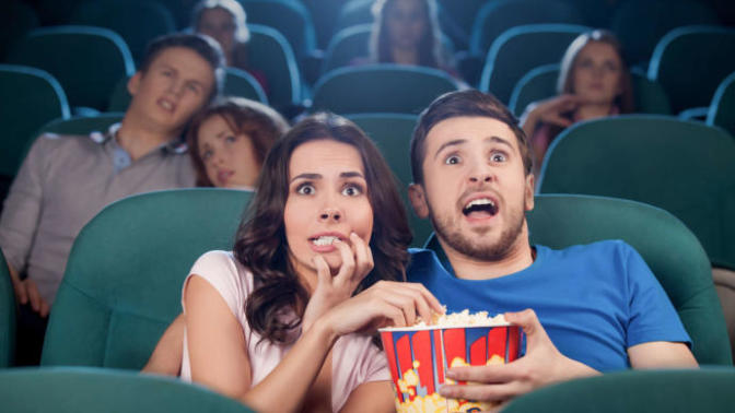 Hoşlanılan kişiyle korku filmine gitme klişesi mi birlikte romantik film izlemek mi daha iyi bir flört yöntemi?