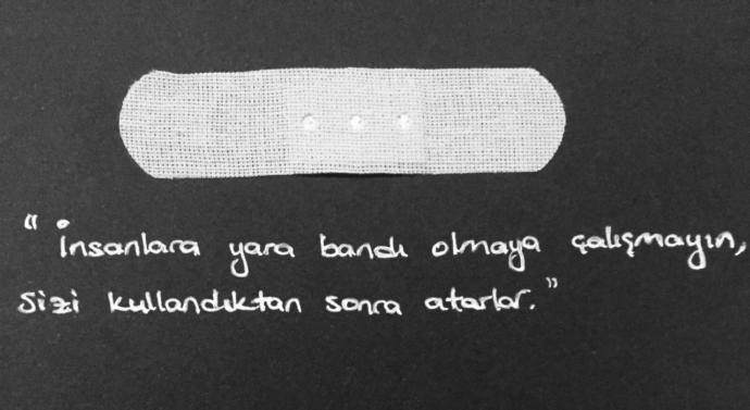 Sizi kırıp giden sevgilinizin ardından onun açtığı yaraları başkasıyla iyileştirmeye kalktınız mı hiç, yara bandı aradınız mı?