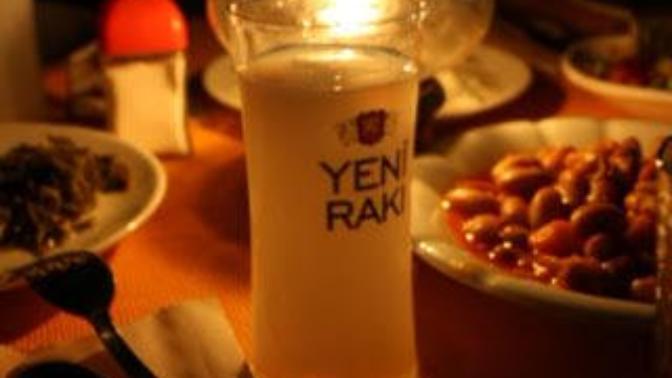 Rakı yanındakiyle içilse de, kadeh aklındakine kalkar. Kimler katılmak ister?