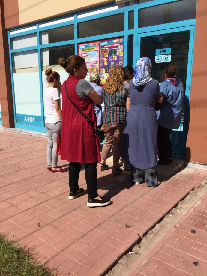 A101 in kapısında sıra olduk çok iyi bir deneyim siz bu çılgınlığı daha önce yaptınız mı?