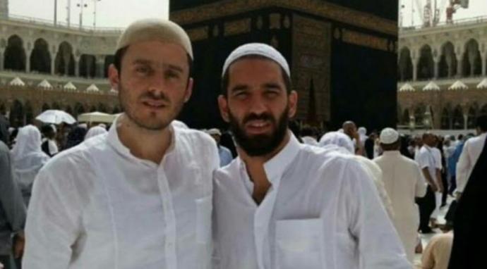 Arda Turan'ın Umre ibadeti sırasında çekildiği fotoğrafa görüş paylaşan vatandaş haklı mı sizce ?