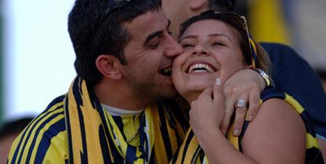 Arkadaşlarınızla maça gitmek mi daha keyifli yoksa kız arkadaşızla maça gitmek mi?