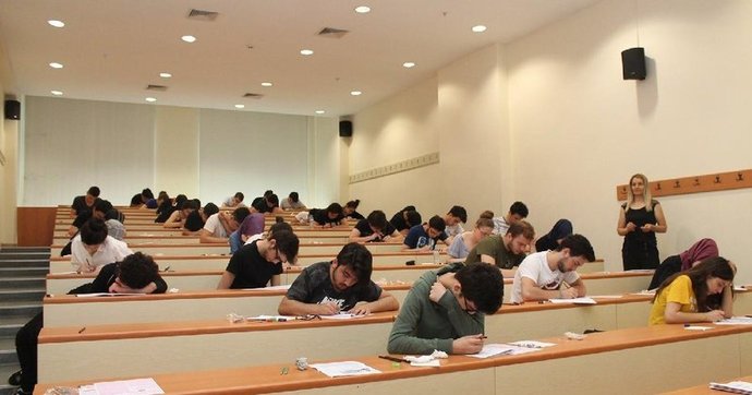 Arkadaşlar üniversitede koşullu geçmek nedir?