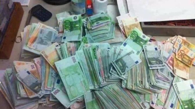 Masanın üstünde bukadar para var ne yaparsın?
