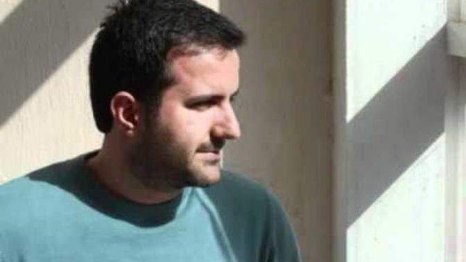 "Bir hüzün çöküyor ansızın dünyama 
Bir anda susuyorum, bakınıyorum etrafa 
Düşünüyorum bomboş bakışlarımla" dediğiniz oluyor mu?