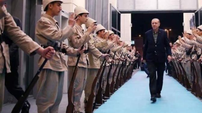 Türk ordusunun "yeni selamı" diye sosyal medya'ya düşen bu fotoğraf hakkında ne düşünüyorsunuz?