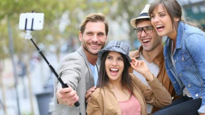 Sevgilinin karma arkadaş grubuyla tatile gitmesine izin verir miydin?