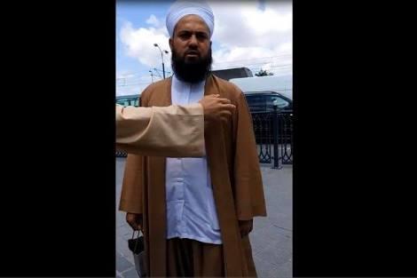 Fatih'te sarık ve cübbe giyen bir şahıs'Burası Müslüman ülkesi diyerek,dondurma yiyen çocuklara saldırdı.Türkiye nereye gidiyor?
