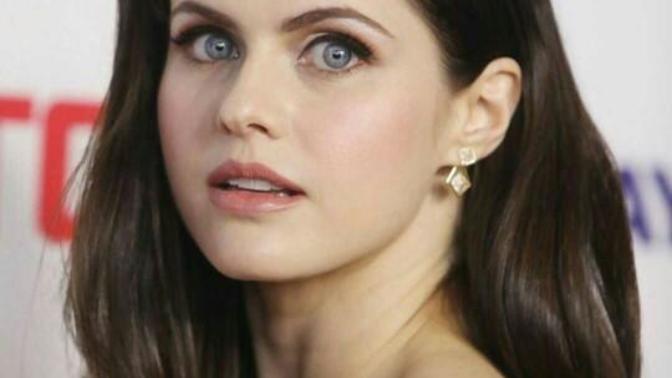 Alexandra Daddario'yu görünce kendinizden soğuyor musunuz? Sizce nasıl?