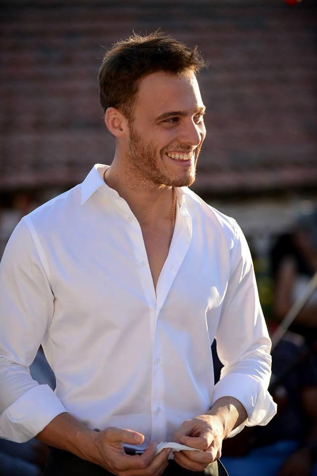 Kızlar, Kerem Bursin Mi Barış Arduç Mu Hangisi Daha Yakışıklı ??