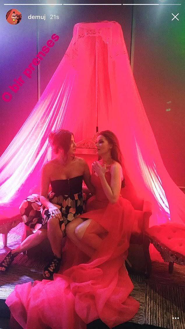 Fahriye Evcen'in kına gecesi için giydiği elbiseyi nasıl buldunuz?