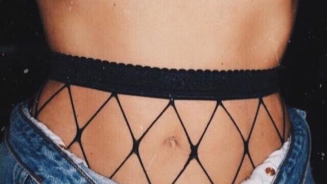 Bu şekil giyilen fileli coraplar sizce seksi mi?