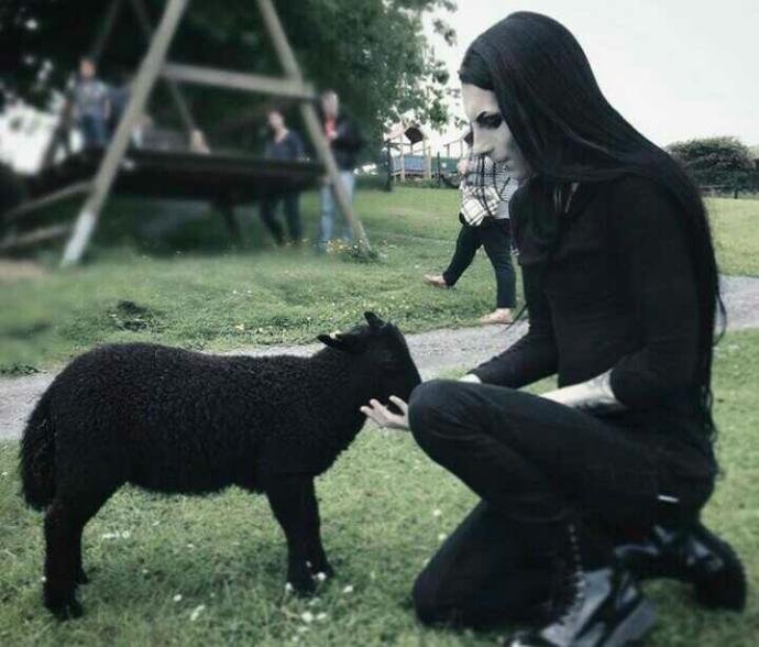 Metalhead Tarzında biriyle Sevgili olur muydunuz? & poser lar hakkında ne düşünüyorsunuz??