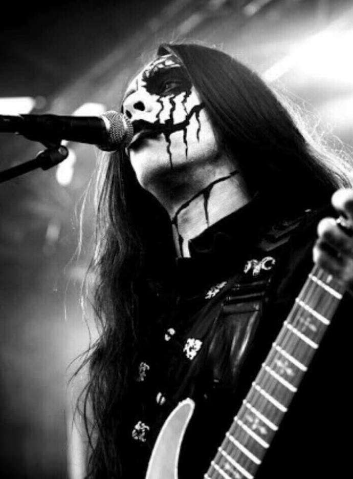 Metalhead Tarzında biriyle Sevgili olur muydunuz? & poser lar hakkında ne düşünüyorsunuz??